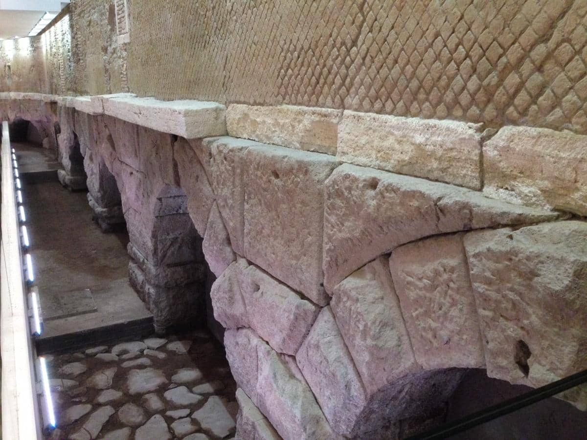 potret sisa-sisa saluran Acqua Vergine, sumber air bagi Trevi Fountain 