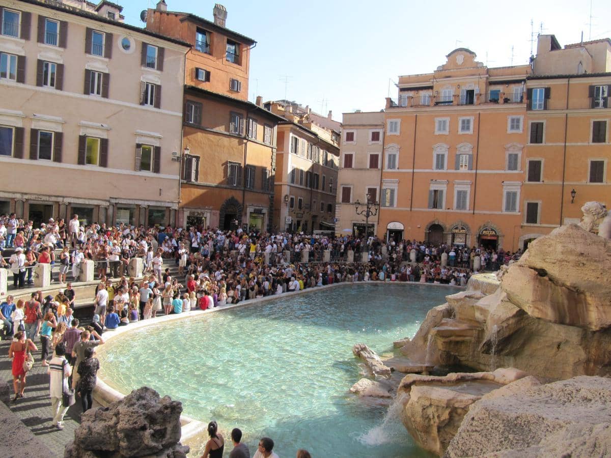 potret pengunjung memadati Trevi Fountain, tempat wisatawan melempar koin untuk keberuntungan