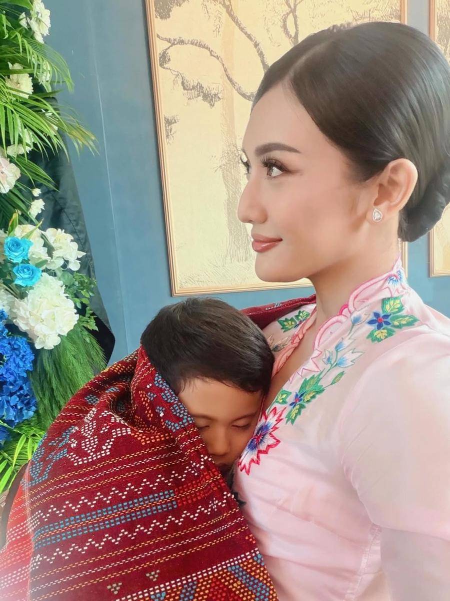 Potret Anissa Aziza di acara lamaran sang adik ipar