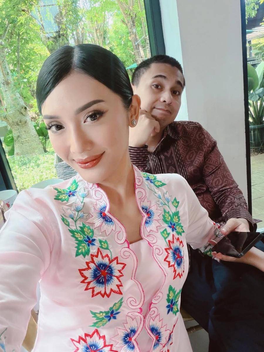 Potret Anissa Aziza di acara lamaran sang adik ipar