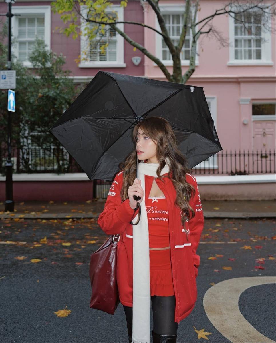 Potret Regina Phoenix jalan-jalan di Notting Hill