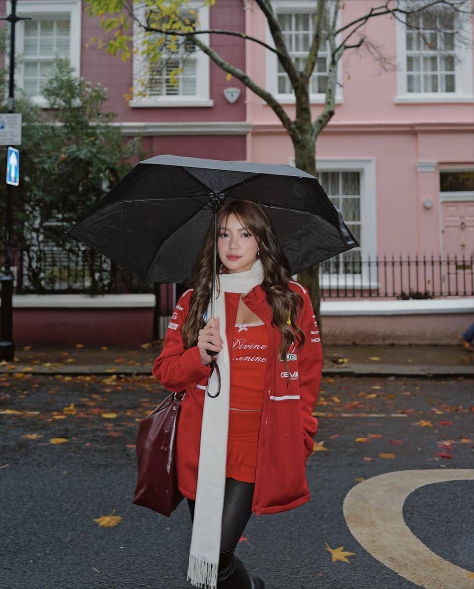 Potret Regina Phoenix jalan-jalan di Notting Hill