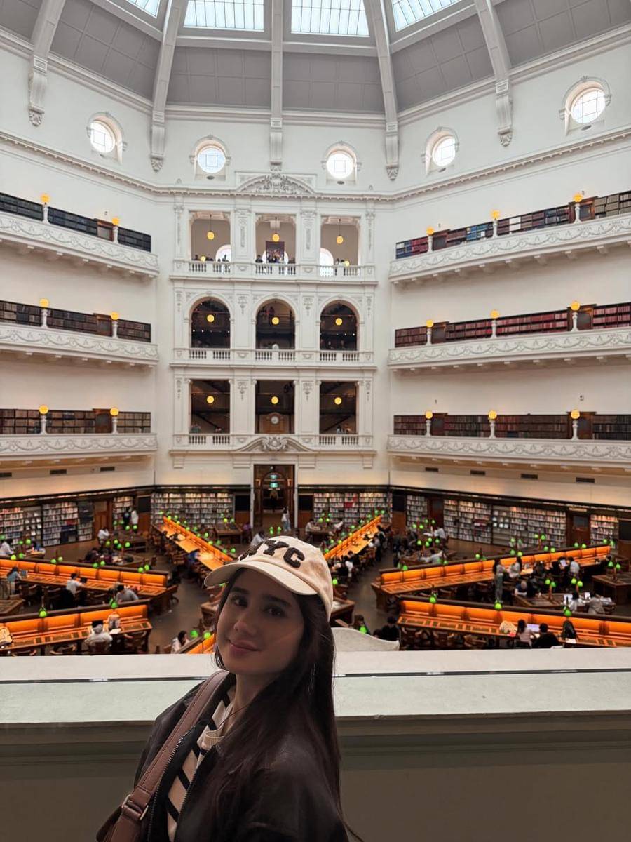 Potret Tissa Biani ke Galeri Seni dan Perpustakaan di Melbourne