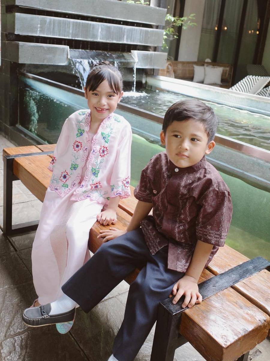 Potret Anissa Aziza di acara lamaran sang adik ipar