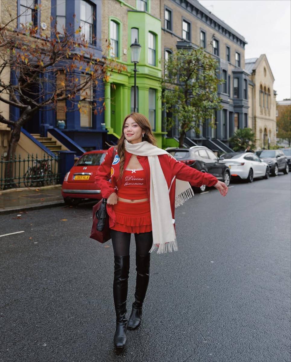 Potret Regina Phoenix jalan-jalan di Notting Hill