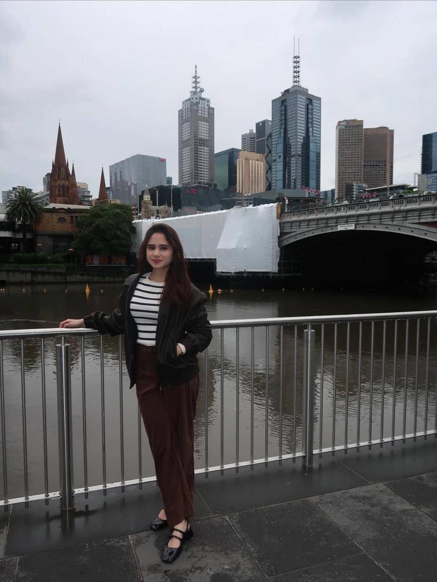 Potret Tissa Biani ke Galeri Seni dan Perpustakaan di Melbourne