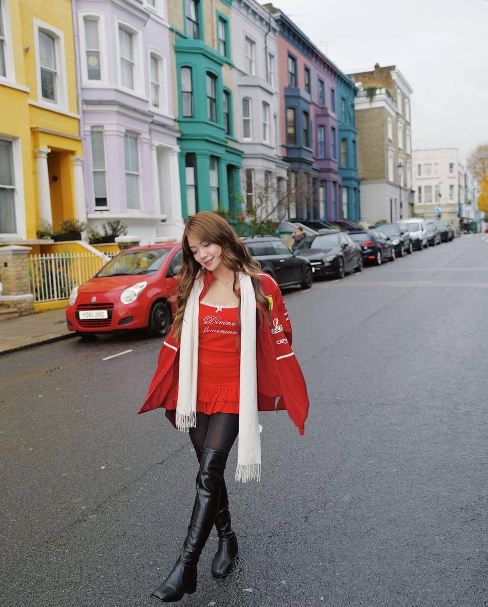 Potret Regina Phoenix jalan-jalan di Notting Hill