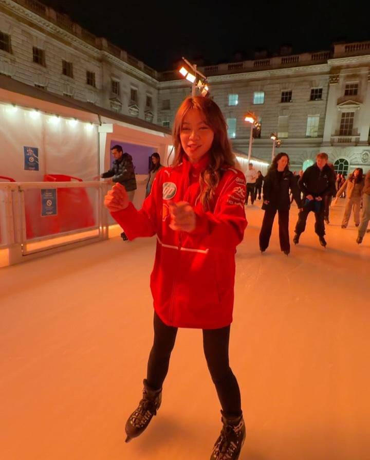 Potret Regina Phoenix jalan-jalan di Notting Hill