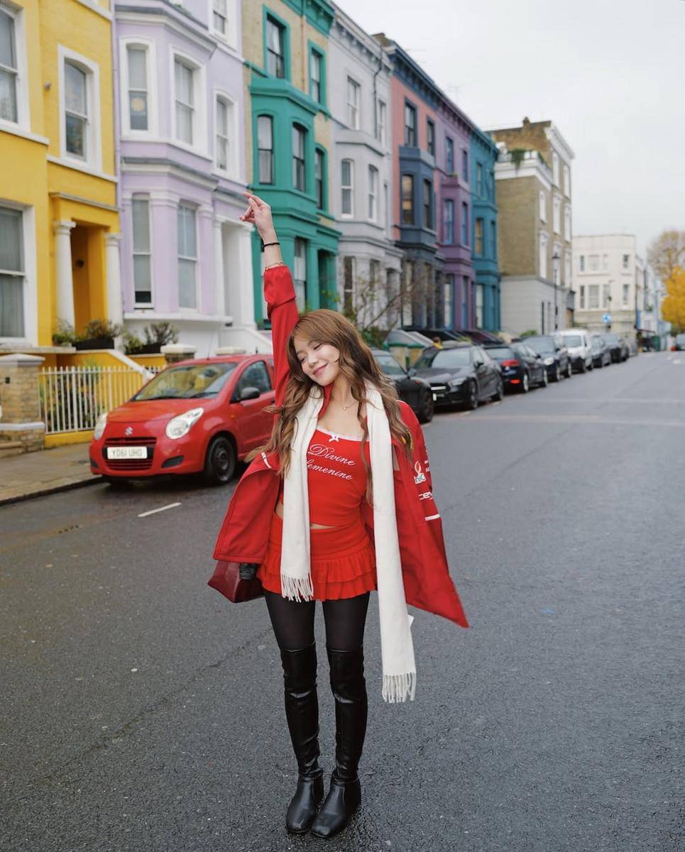 Potret Regina Phoenix jalan-jalan di Notting Hill