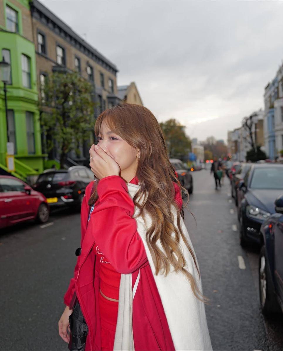 Potret Regina Phoenix jalan-jalan di Notting Hill