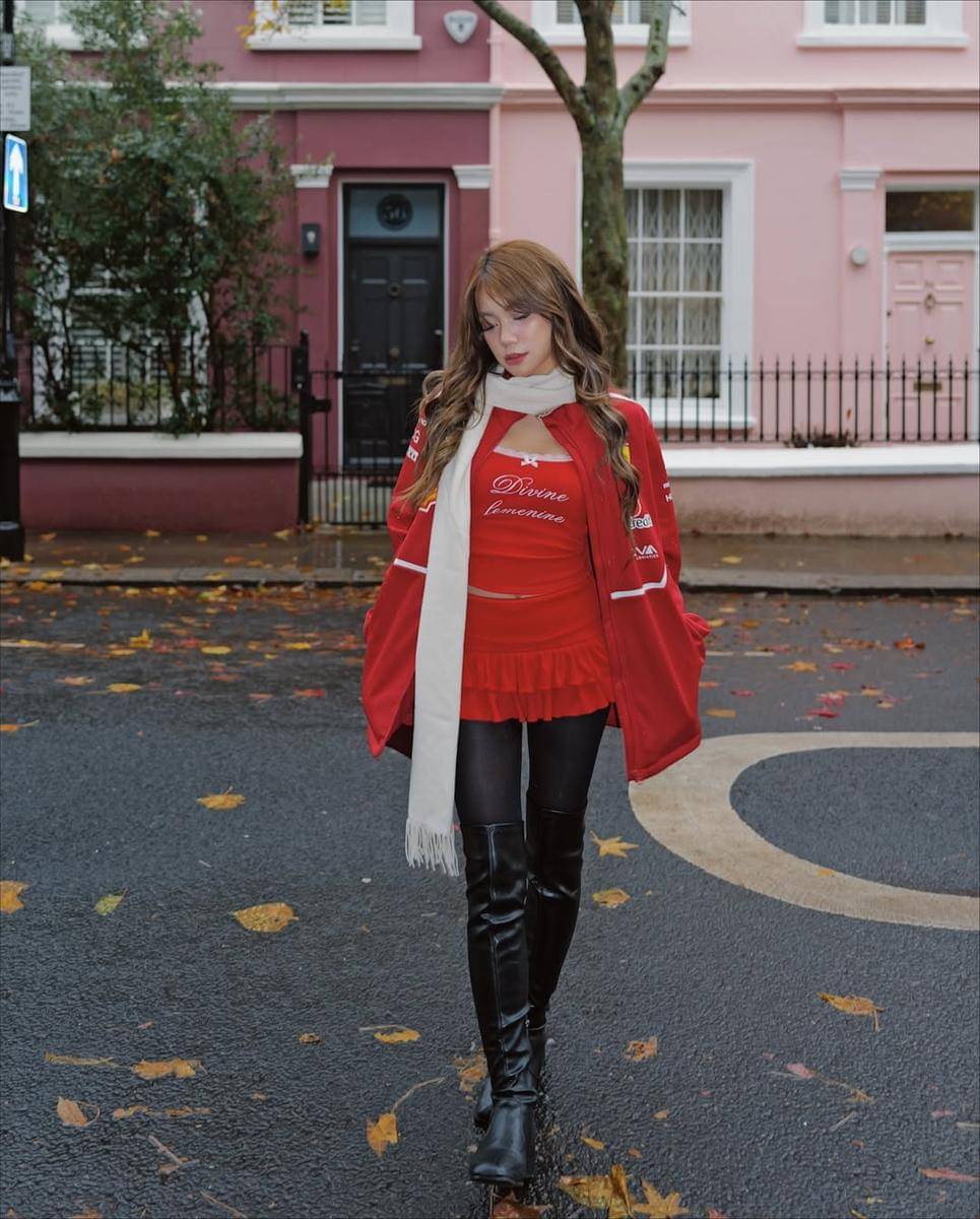 Potret Regina Phoenix jalan-jalan di Notting Hill