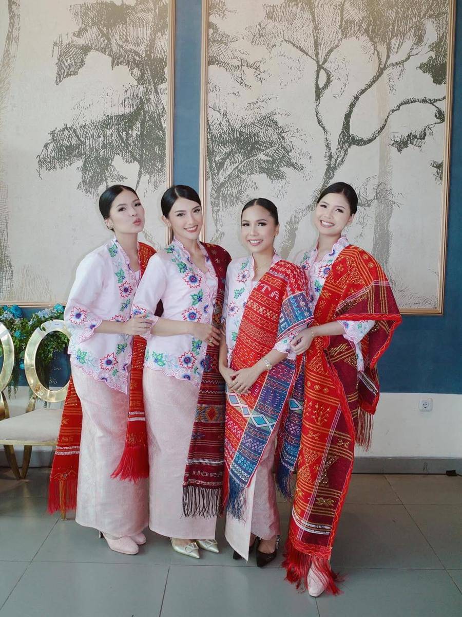 Potret Anissa Aziza di acara lamaran sang adik ipar