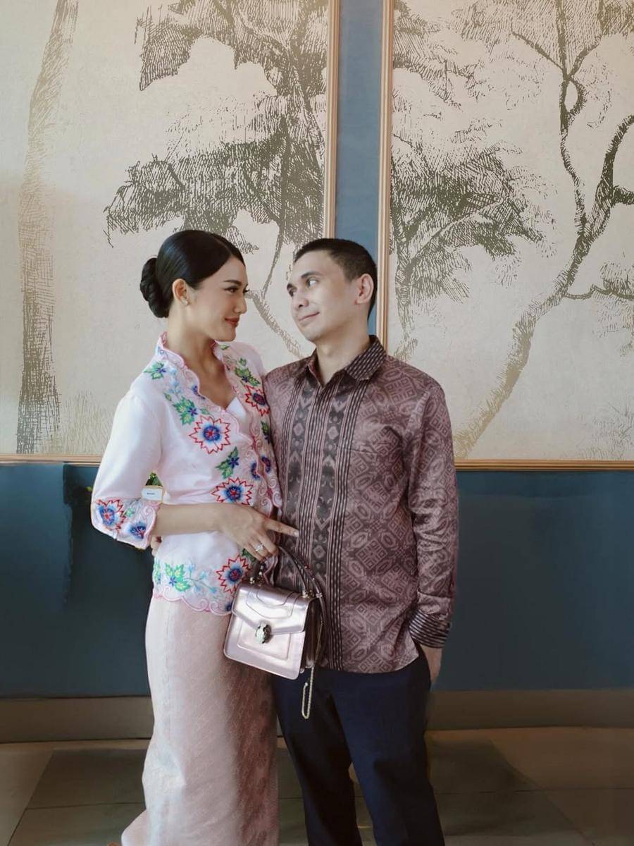 Potret Anissa Aziza di acara lamaran sang adik ipar