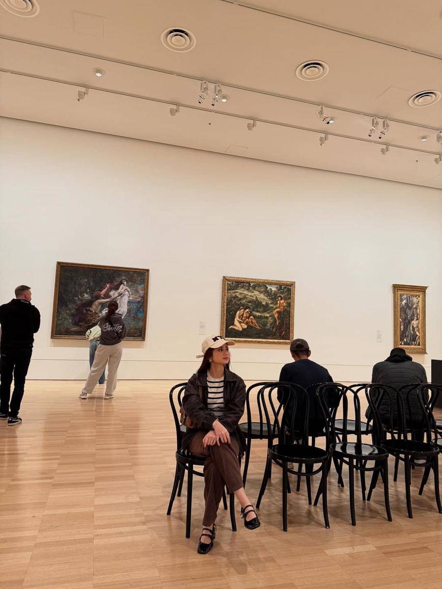 Potret Tissa Biani ke Galeri Seni dan Perpustakaan di Melbourne