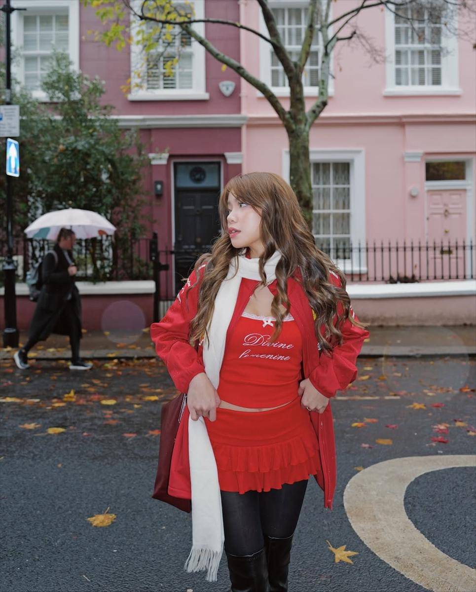 Potret Regina Phoenix jalan-jalan di Notting Hill