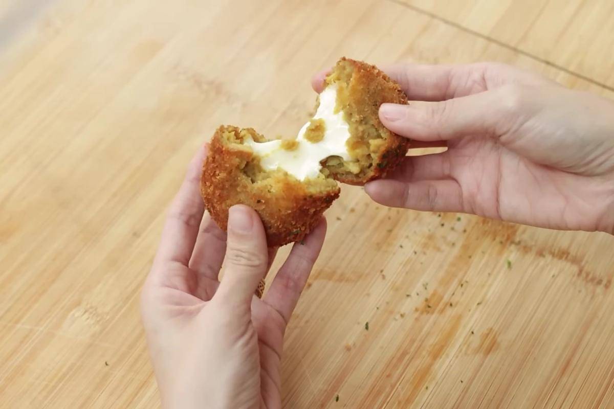 ilustrasi kroket kentang kari