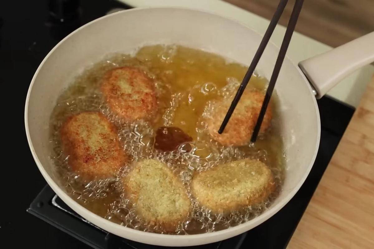 ilustrasi menggoreng kroket kentang kari