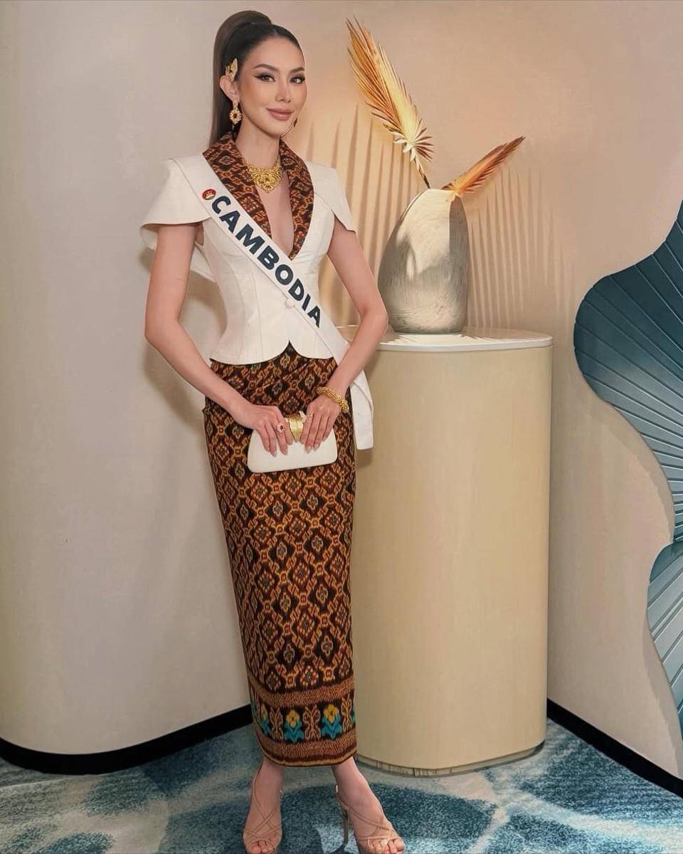potret Miss Kamboja di sesi deep interview Miss Universe 2025
