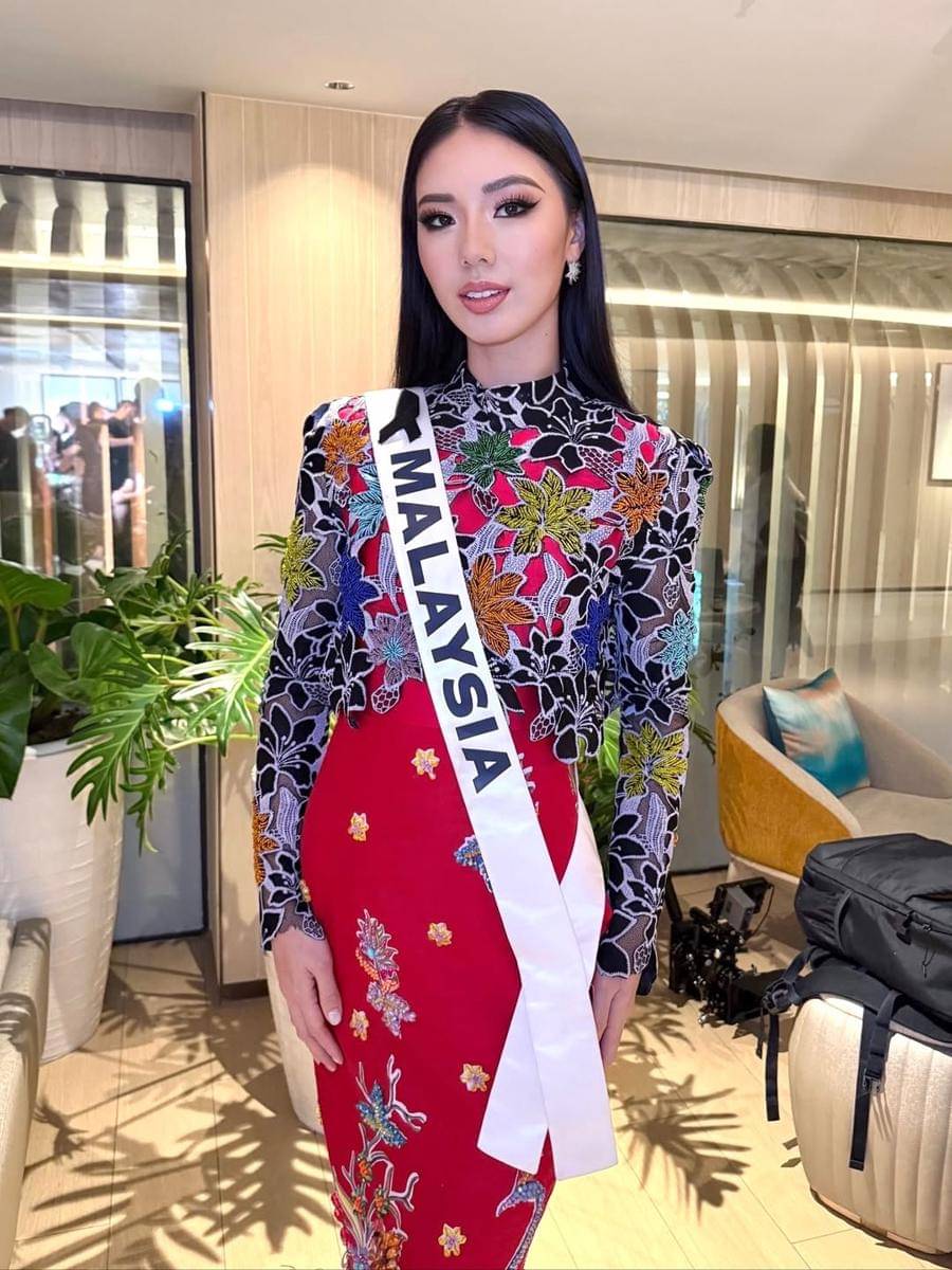 potret Miss Malaysia di sesi deep interview Miss Universe 2025