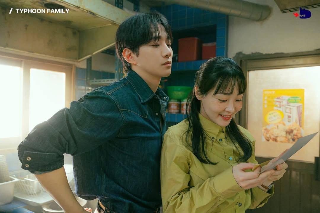 Oh Mi Seon (Kim Min Ha) dan Kang Tae Poong (Lee Jun Ho) dalam drakor Typhoon Family