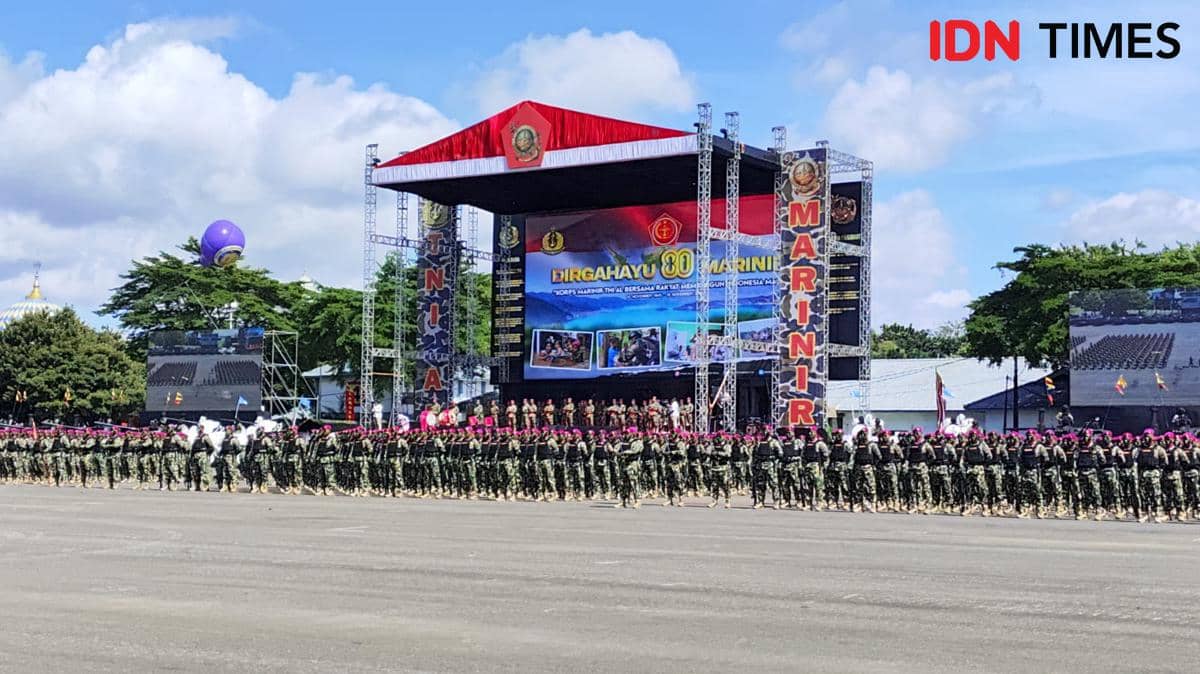 Korps Marinir TNI Angkatan Laut menggelar upacara puncak Hari Ulang Tahun (HUT) ke-80 di Kesatrian Marinir Hartono, Cilandak, Jakarta Selatan, pada Senin (17/11/2025) pagi. (IDN Times/Yosafat Diva Bayu Wisesa)