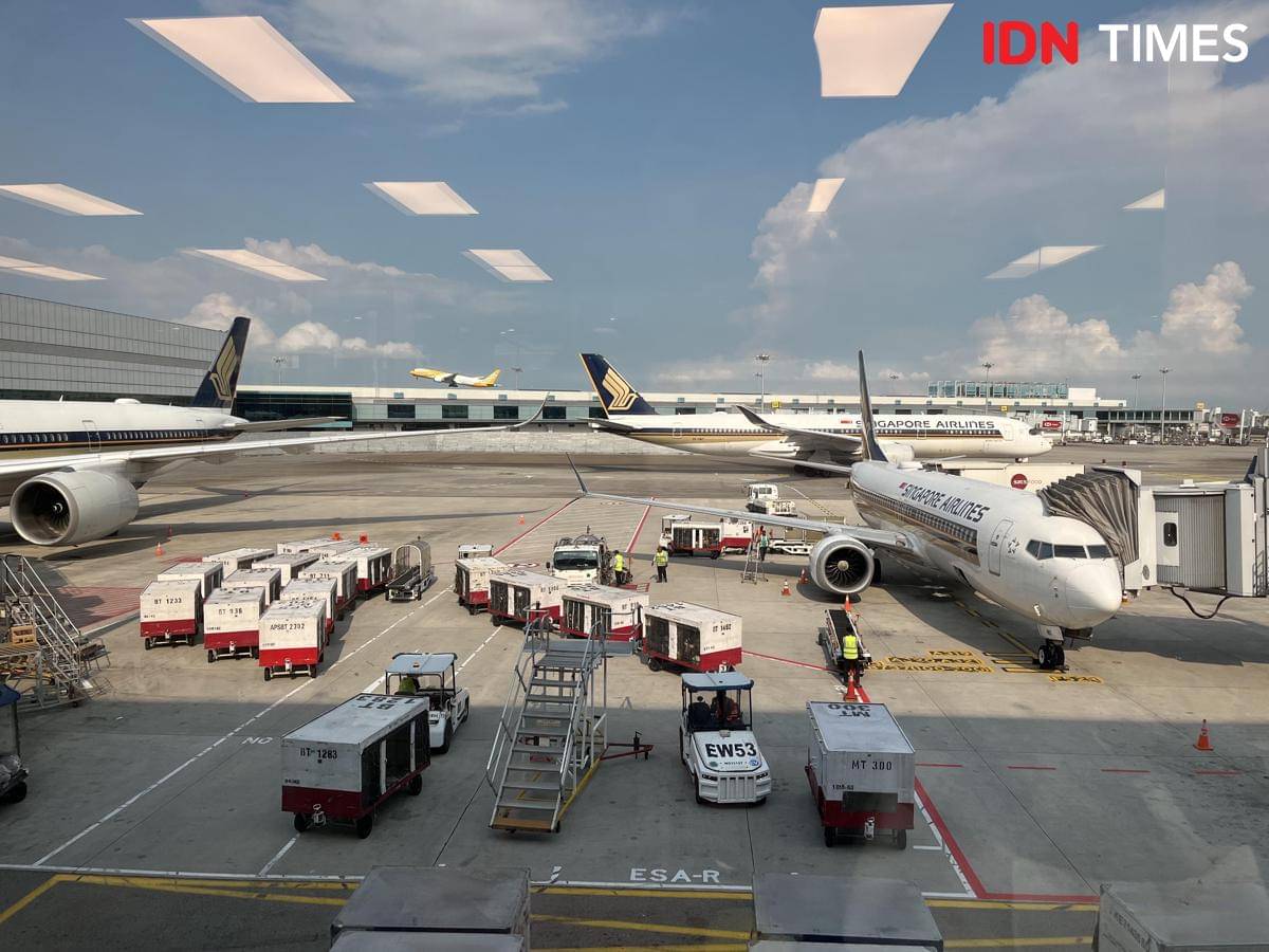 Potret pesawat terbang parkir di bandara