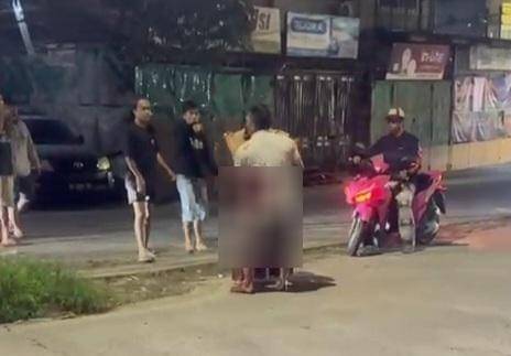 Detik-detik Serda IM tikam MZ usai diduga selingkuh dengan istrinya, N di kawasan Perumahan Bumi Permata Sudiang 1, Kecamatan Biringkanaya, Kota Makassar, Minggu (16/11/2025) malam. (Dok. IDN Times)