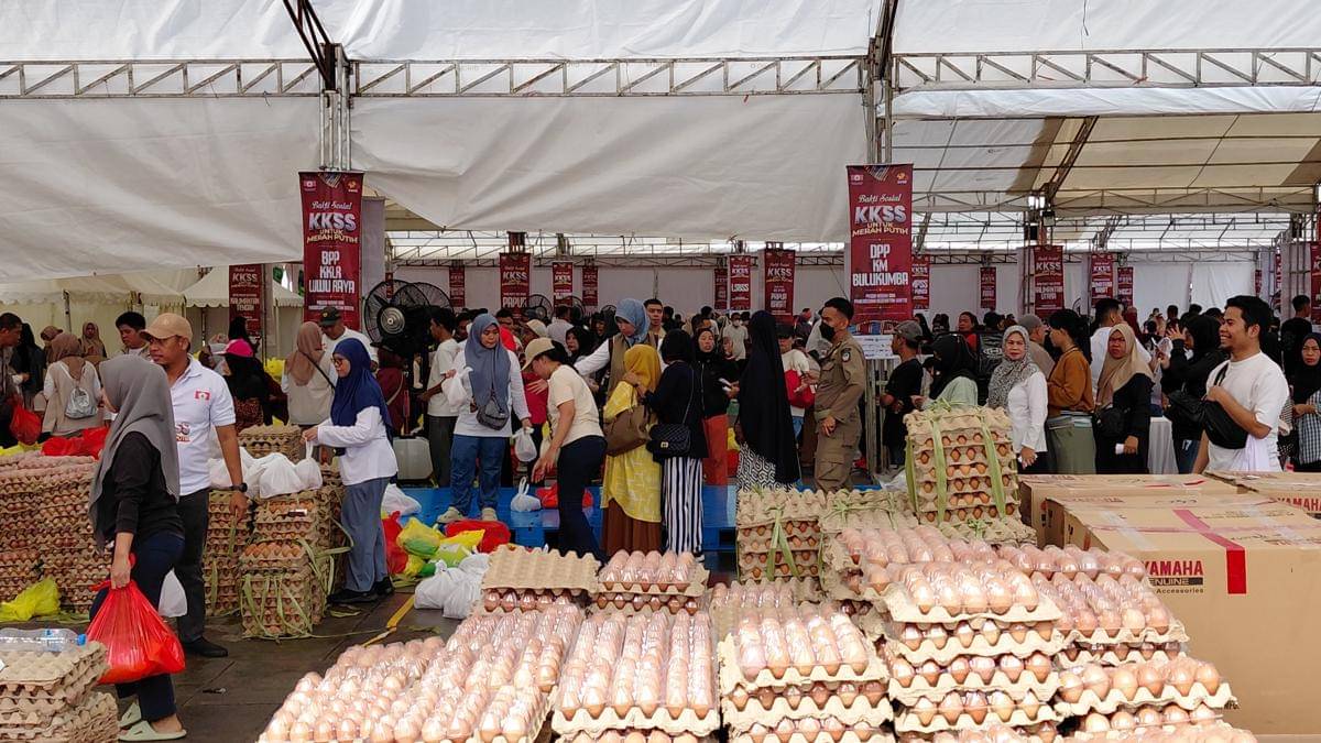 Masyarakat memadati pasar murah yang digelar Kerukunan Keluarga Sulawesi Selatan (KKSS) di Lapangan Karebosi Makassar, Senin (16/11/2025). (Dok. KKSS)