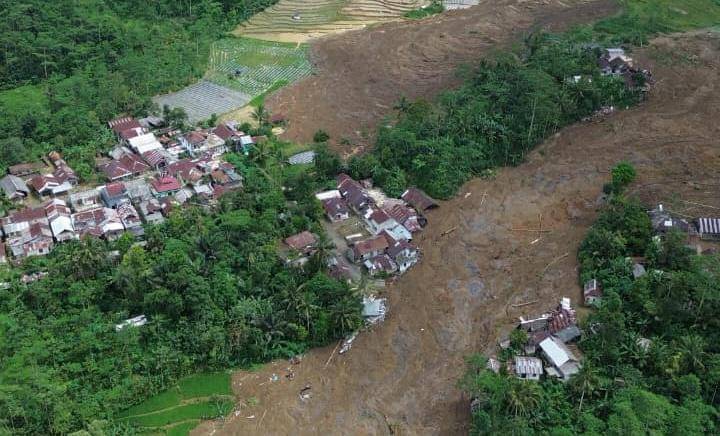 Bencana tanah longsor melanda Desa Situkung, Kecamatan Pandanarum, Kabupaten Banjarnegara, Jawa Tengah, Sabtu (15/11/2025). (Dok. BPBD Banjarnegara)