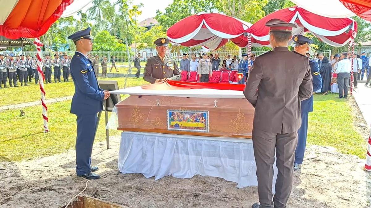 Upacara pemakaman militer mengiringi prosesi pemindahan makam Letnan Muda Udara Dua (LMU II) Cornelius Willem, penerjuan payung pertama Indonesia, di Taman Makam Pahlawan Sanaman Lampang, Palangkaraya