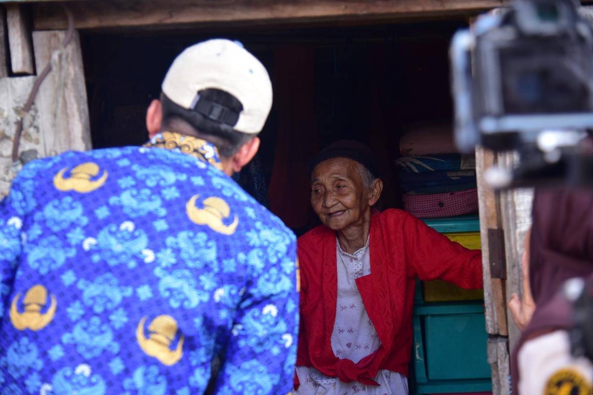 Wali Kota Palembang Ratu Dewa saat memantau RTLH di Kawasan Gandus.