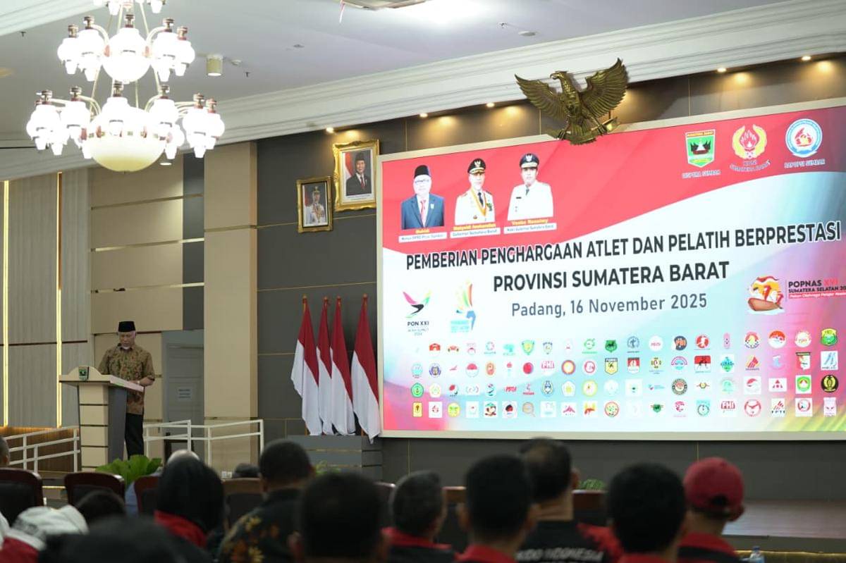 Gubernur Sumbar, Mahyeldi memberikan sambutan sebelum penyerahan bonus untuk atlet.