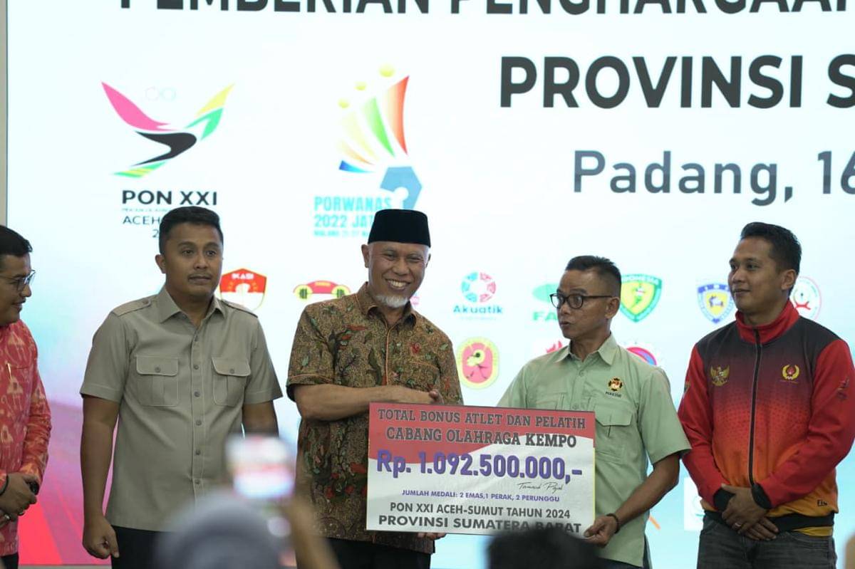 Gubernur Sumbar, Mahyeldi menyerahkan bonus kepada atlet.