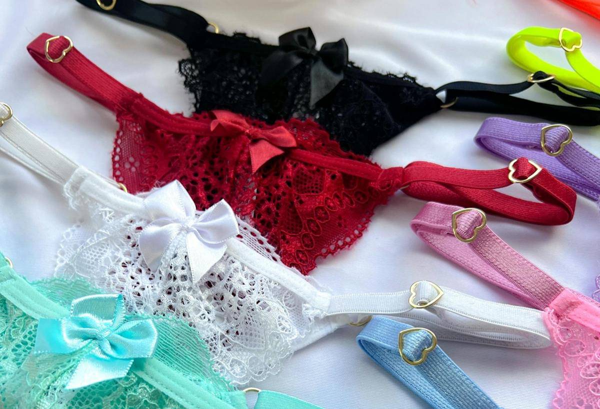 Aneka celana dalam model G-string.