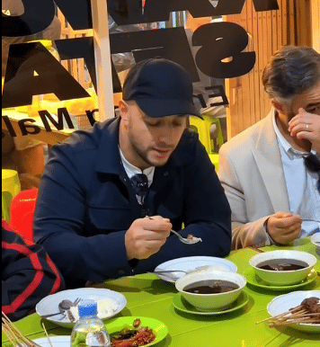 Tangkapan layar Maher Zain makan Rawon Setan