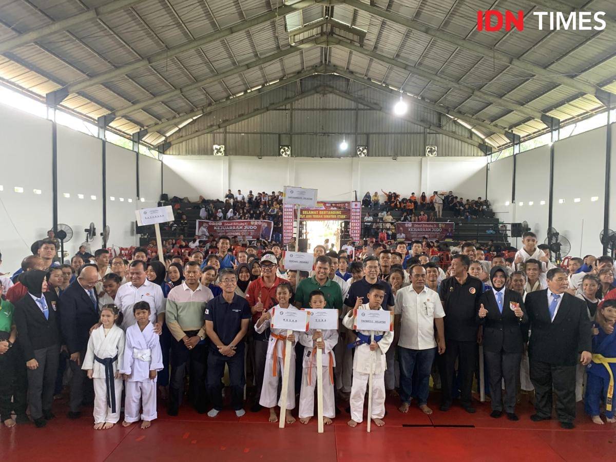 Para peserta Kejurprov Judo Sumut Konjen Jepang Cup 2025 bersama Wakil Bupati Sergai Adlin Tambunan, Konsul Jenderal Jepang di Medan (IDN Times/Doni Hermawan)