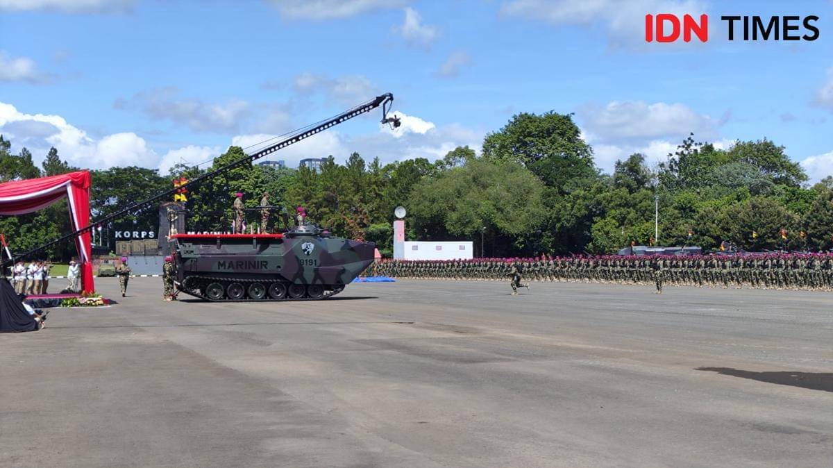 Penerjun Payung HUT Korps Marinir Mendarat Tak Mulus