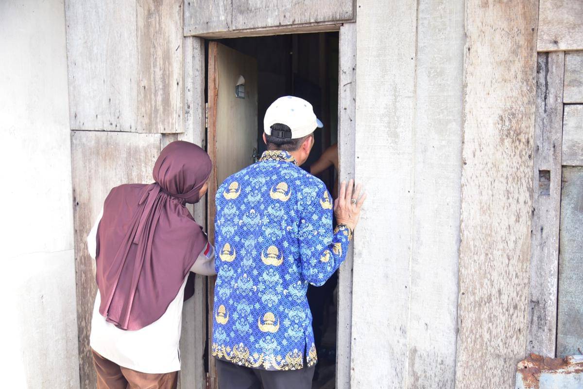 Wali Kota Palembang Ratu Dewa saat memantau RTLH di Kawasan Gandus.