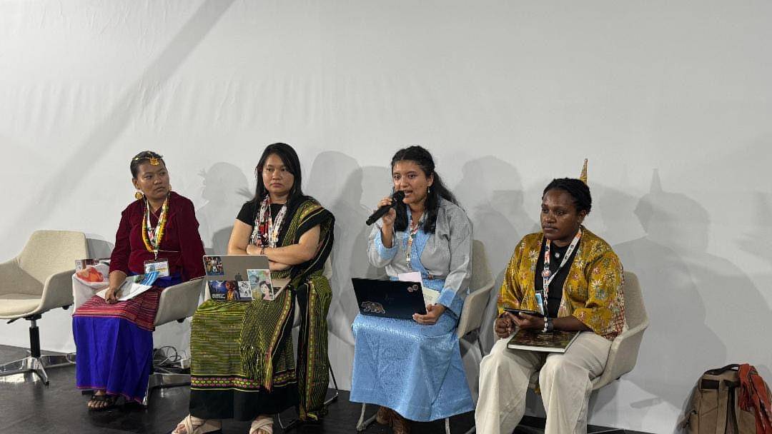 Rosi Yow (kanan) mewakili Greenpeace Indonesia dan Perempuan Papua dalam salah satu sesi di COP30