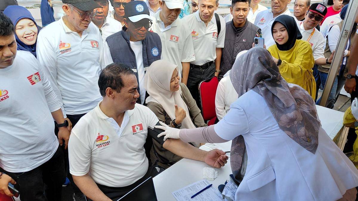 Ketua Umum KKSS Andi Amran Sulaiman menjajal pemeriksaan gratis yang digelar KKSS di Lapangan Karebosi Makassar, Minggu (16/11/2025). (Dok. KKSS)