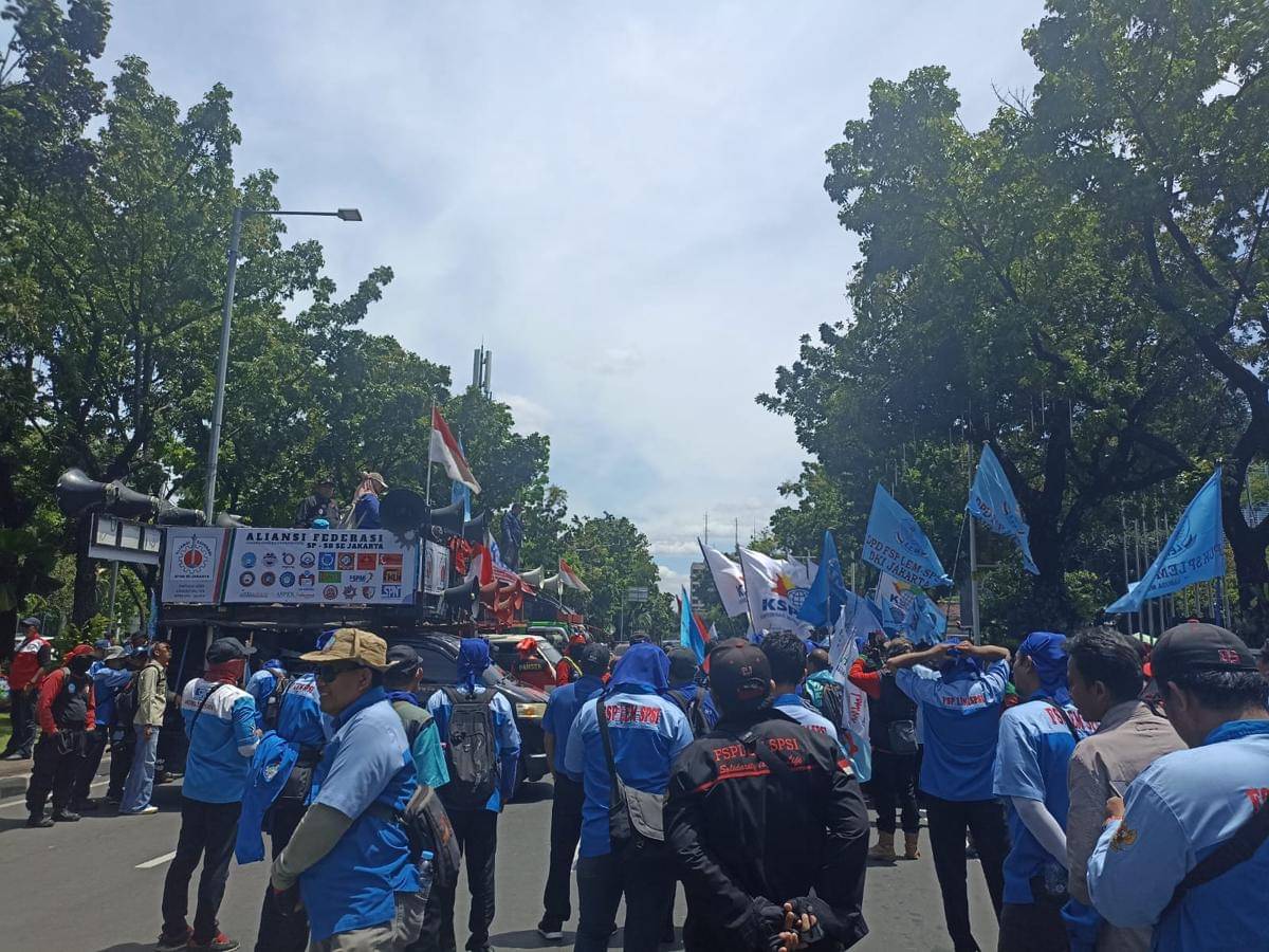 Demo buruh tuntut kenaikan UMP