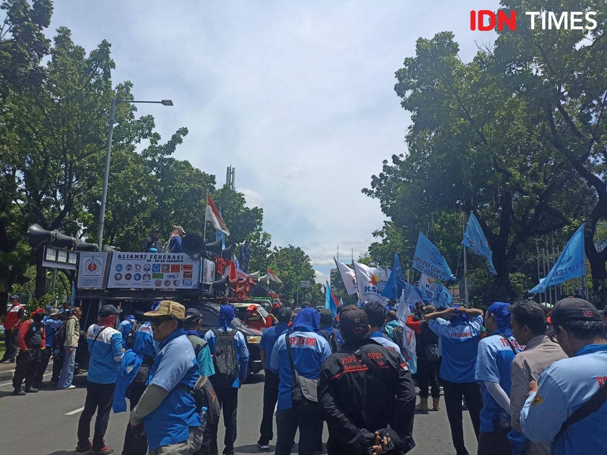 Demo Kenaikan UMP DKI di Balai Kota Jakarta