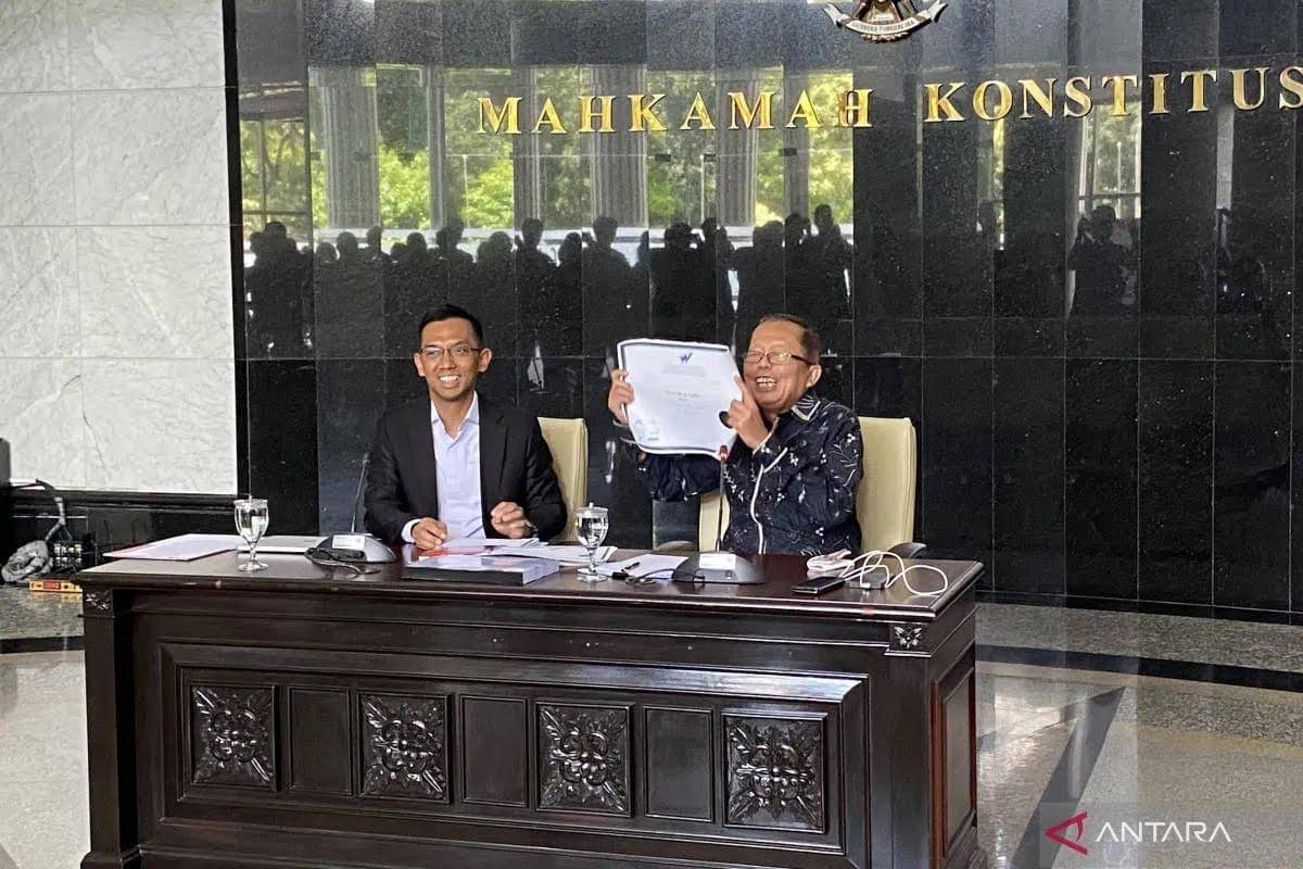 Hakim Konstitusi Arsul Sani (kanan) memperlihatkan ijazah aslinya dalam konferensi pers di Mahkamah Konstitusi, Jakarta