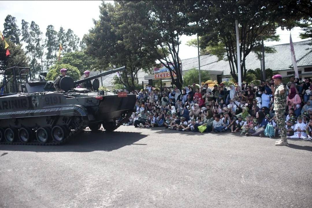 Prajurit marinir TNI Angkatan Laut (AL) ketika unjuk kemampuan di puncak HUT ke-80 di Cilandak, Jakarta Selatan.