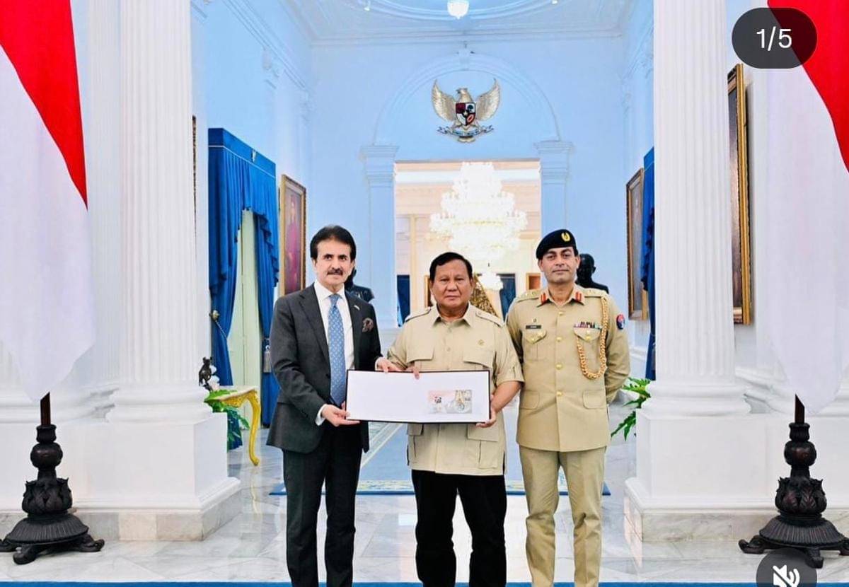 Presiden Prabowo Subianto menerima kunjungan Duta Besar Pakistan untuk Indonesia, Zahid Hafeez Chaudhri, di Istana Kepresidenan Jakarta, pada Senin (17/11/2025) (Instagram/@sekretariat.kabinet)