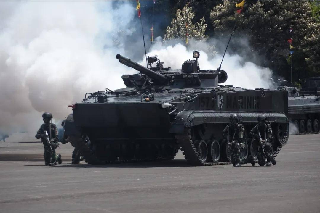 Prajurit marinir TNI Angkatan Laut (AL) ketika unjuk kemampuan di puncak HUT ke-80 di Cilandak, Jakarta Selatan