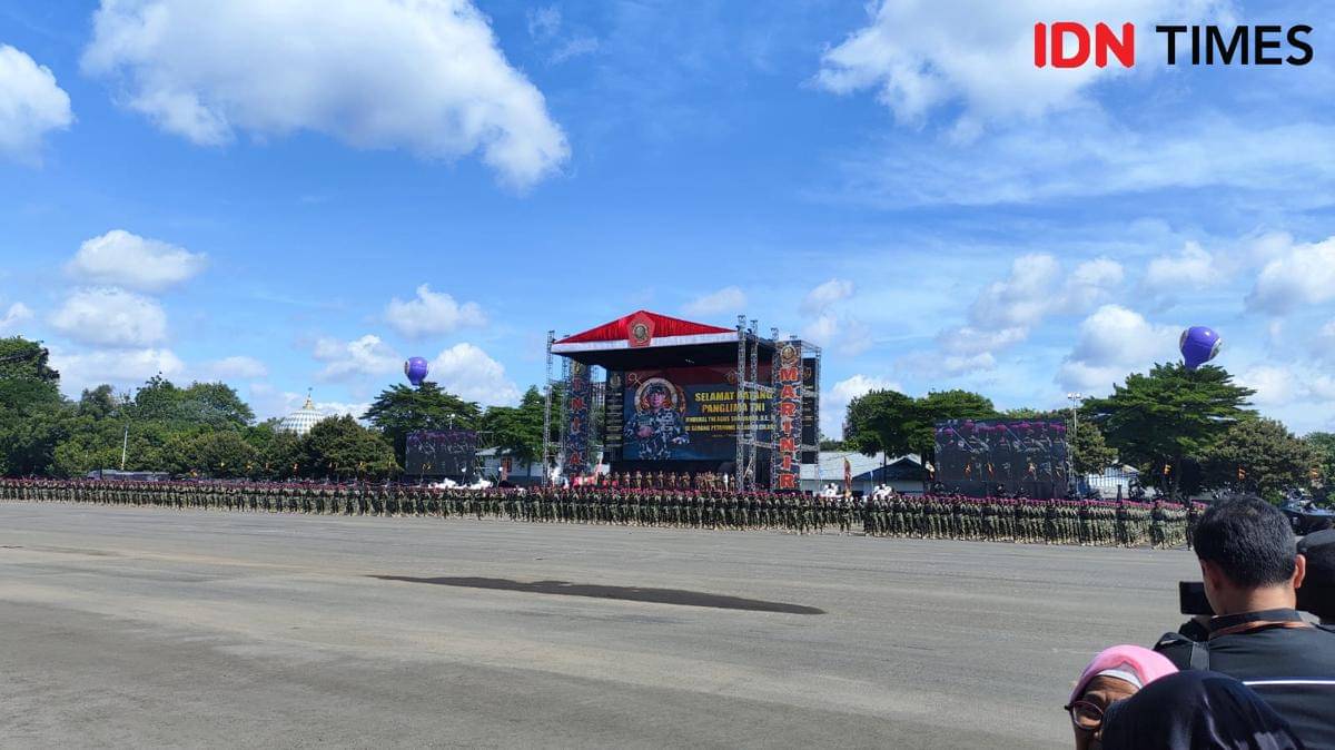 Penerjun Payung HUT Korps Marinir Mendarat Tak Mulus