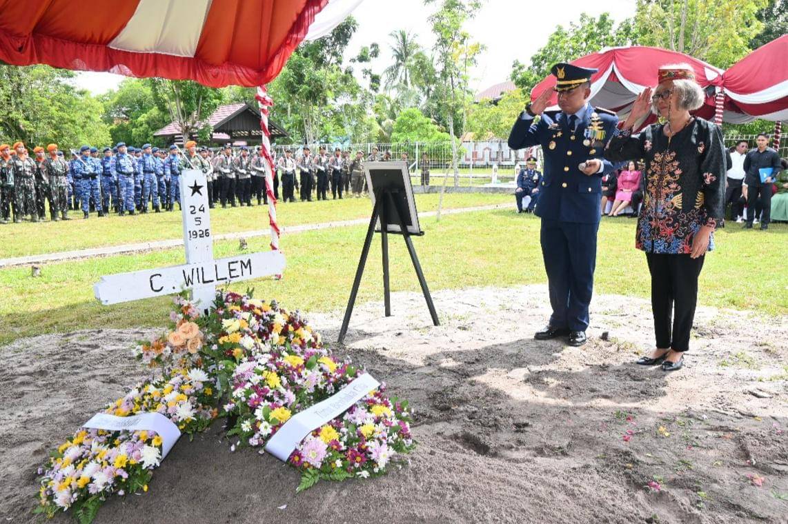 Upacara pemakaman militer mengiringi prosesi pemindahan makam Letnan Muda Udara Dua (LMU II) Cornelius Willem, penerjuan payung pertama Indonesia, di Taman Makam Pahlawan Sanaman Lampang, Palangkaraya