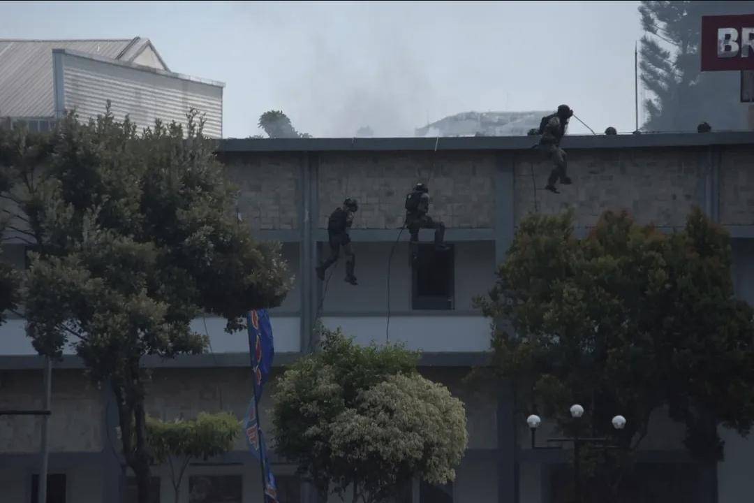 Prajurit marinir TNI Angkatan Laut (AL) ketika unjuk kemampuan di puncak HUT ke-80 di Cilandak, Jakarta Selatan.