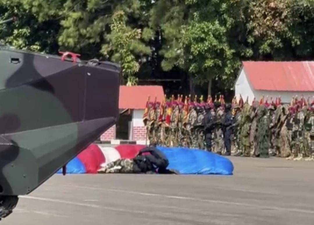 Penerjun Payung HUT Korps Marinir Mendarat Tak Mulus